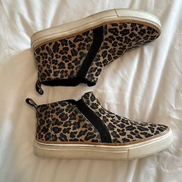 Toms Bryce sneaker booties in animal print. Size 8.5 - Picture 5 of 8
